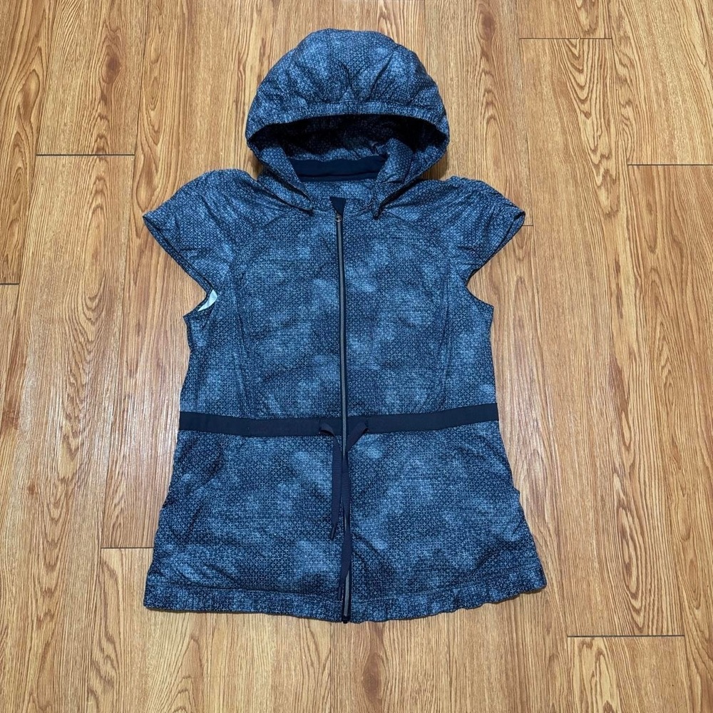 Lululemon Women's Spring Fling Puffy Vest Size 6 Full Zip Detachable Hood Down
